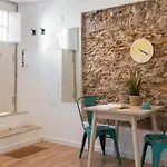 Classic Homes: Bright & In Belem Holiday home *