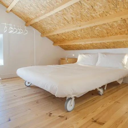 Classic Homes: Bright & In Belem Holiday home *