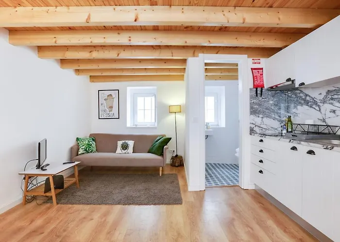 Classic Homes: Bright & In Belem Лиссабон